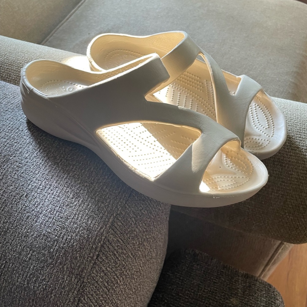 Dawgs women’s sandals size 8